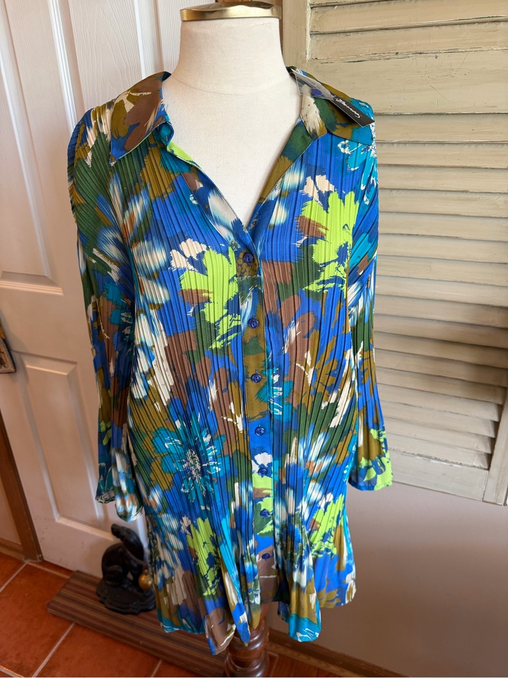Beautiful Maggie Barnes Blue Green Brown Floral Pleated Top